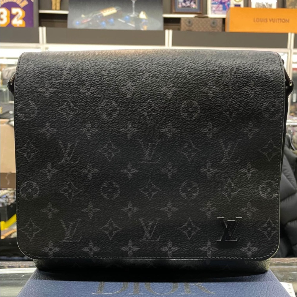 Louis Vuitton Black Messenger Bag with Iconic Monogram - Picture 2 of 4